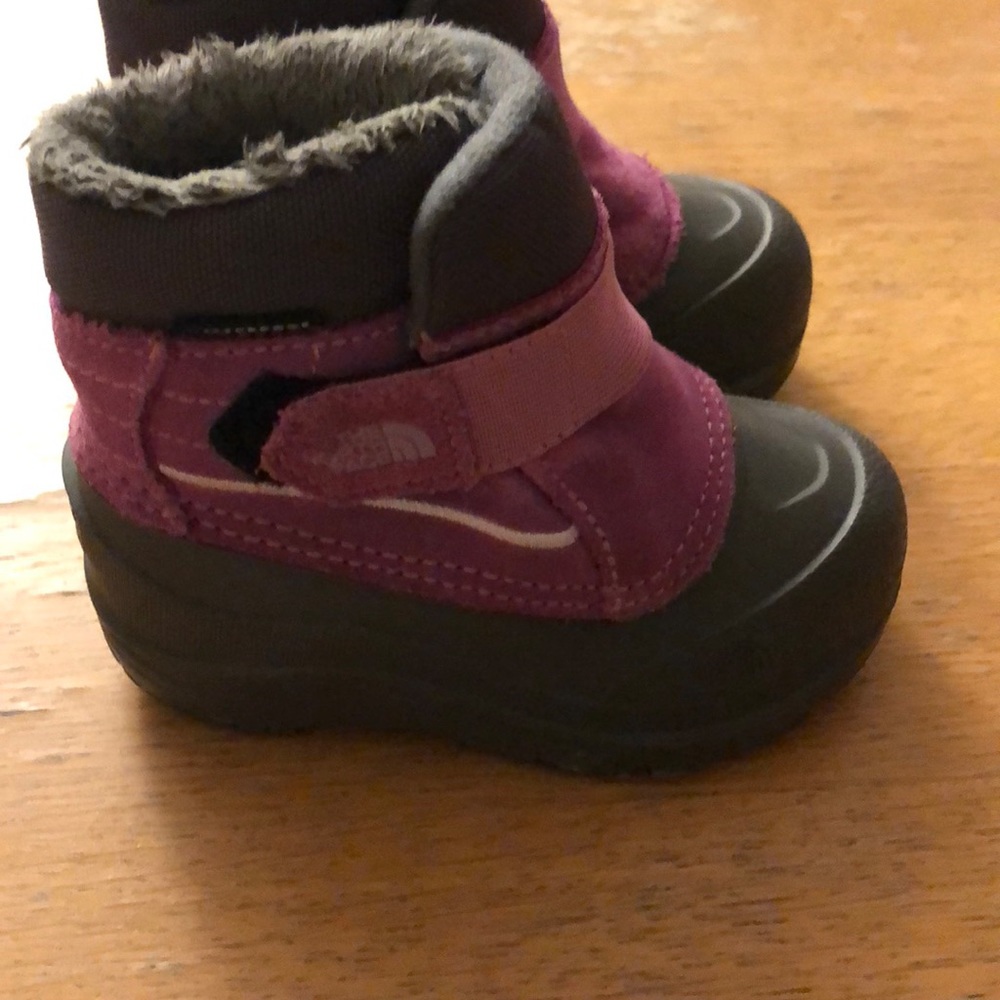 Size 7 girls north face snow boots